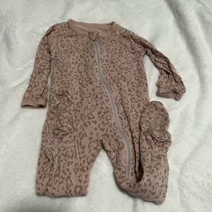 Kyte Baby 6-12 blush leopard zip footie EUC